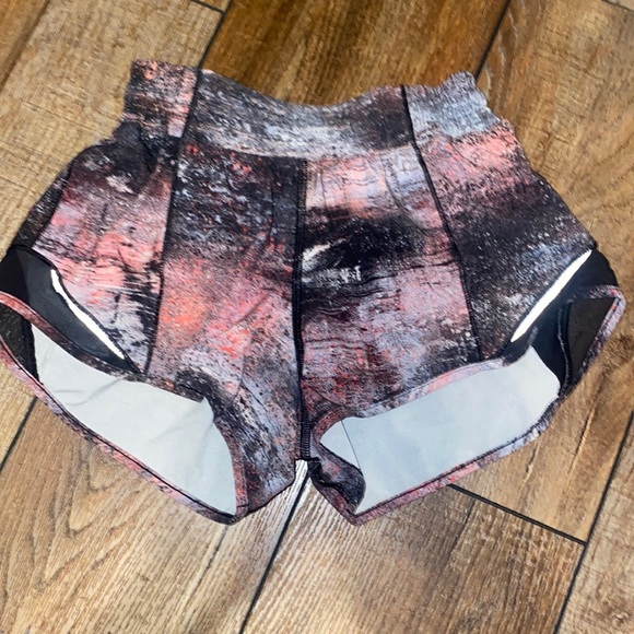 LULULEMON size 2 hotty hot shorts - Picture 1 of 6
